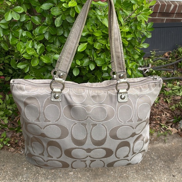 Coach Silver Jacquard. 205 - Picture 3 of 17